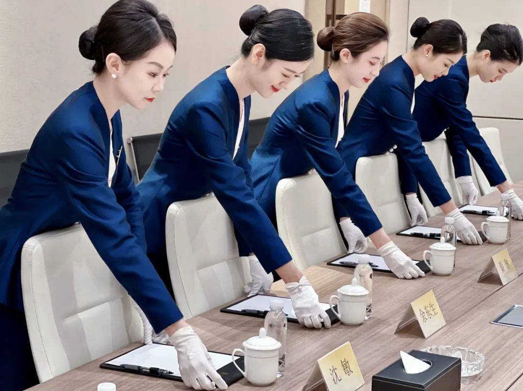 引入三軍儀仗隊禮儀標準，越秀服務(wù)打造臻越體系形象名片